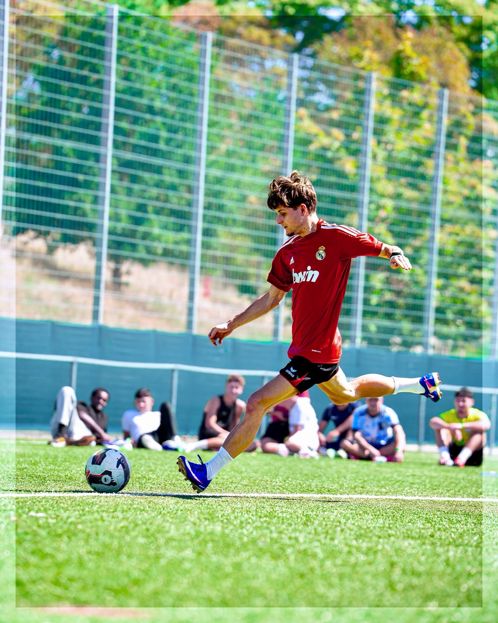 Ein Teilnehmer der 11ONE Penalty Challenge beim Schuss, Zuschauer am Spielfeldrand